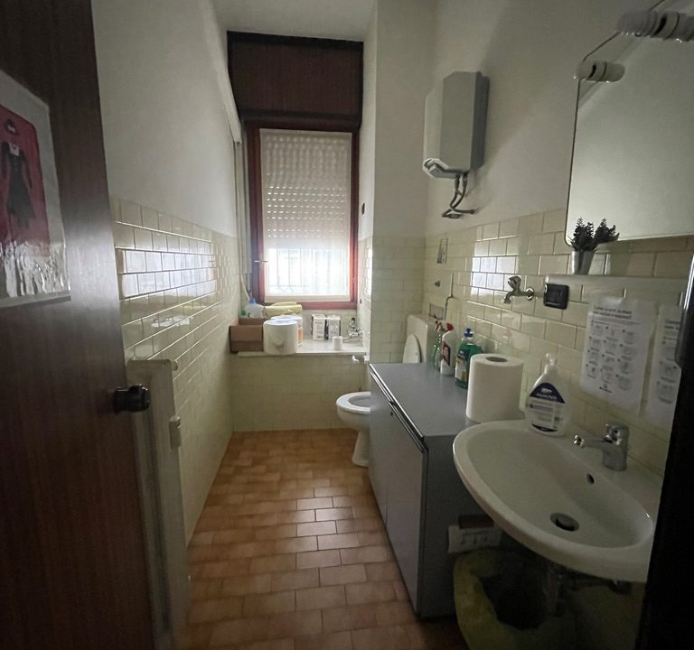 piazzale-europa-Gallarate-bagno1-ufficio