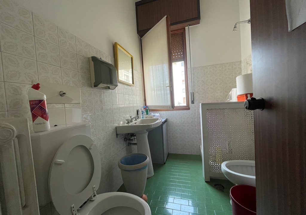 piazzale-europa-Gallarate-bagno2-ufficio