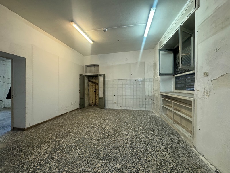 gallarate-centro-negozio-vendita-vetrine-su-strada