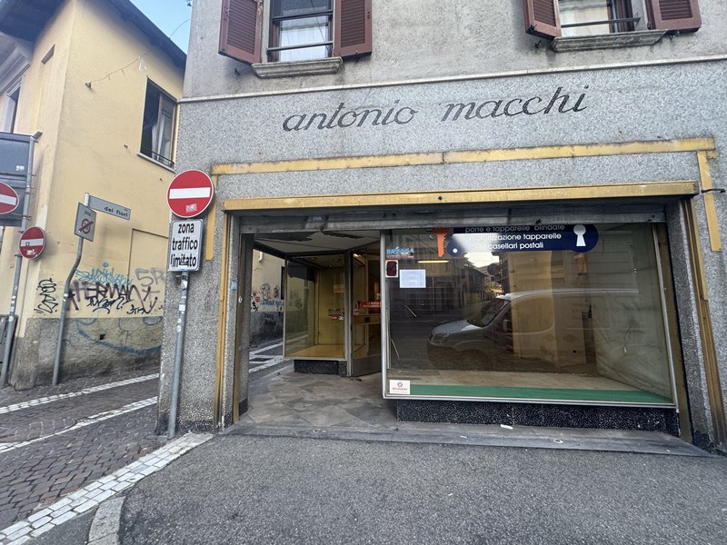 gallarate-centro-negozio-vendita-vetrine-su-strada