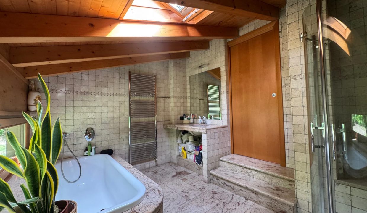 villa-vergiate-giardino-piu-livelli-terrazzo