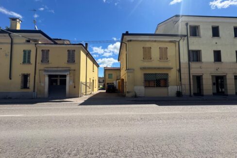 Intera-proprietà-mantova-spazio-esterno-laboratorio
