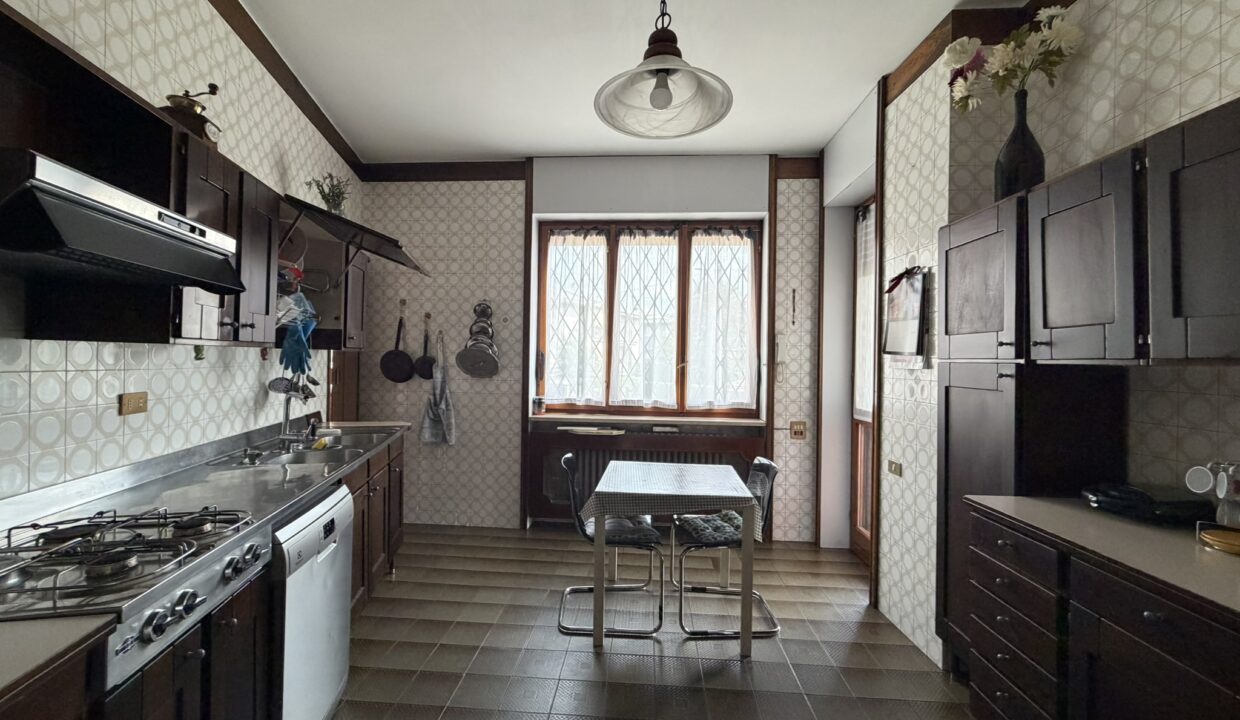 Villa-gallarate-crenna-aeroporto-milano-malpensa-giardino-box-doppio