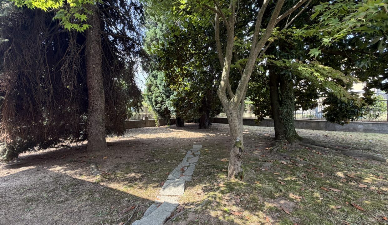 Villa-gallarate-crenna-aeroporto-milano-malpensa-giardino-box-doppio