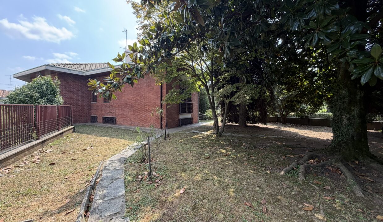 Villa-gallarate-crenna-aeroporto-milano-malpensa-giardino-box-doppio