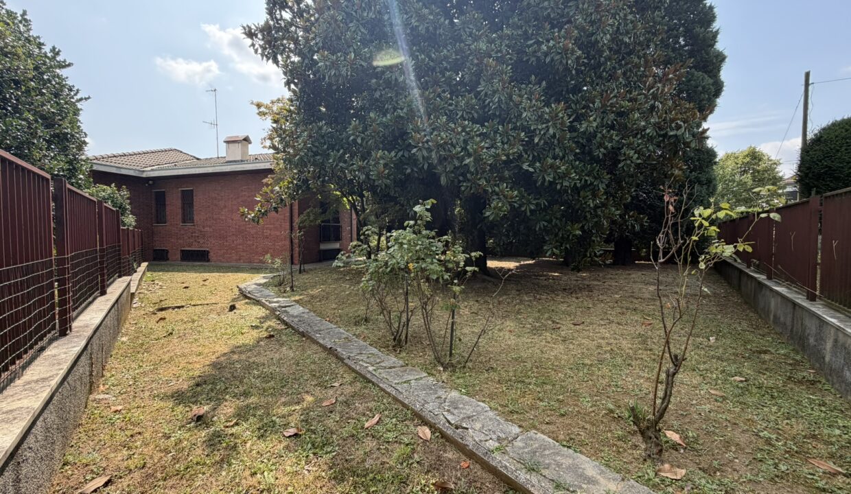 Villa-gallarate-crenna-aeroporto-milano-malpensa-giardino-box-doppio